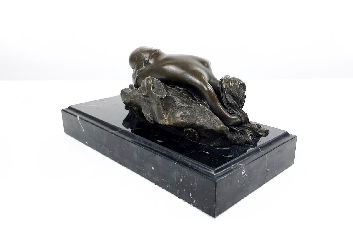 Bronze figure of the sleeping woman