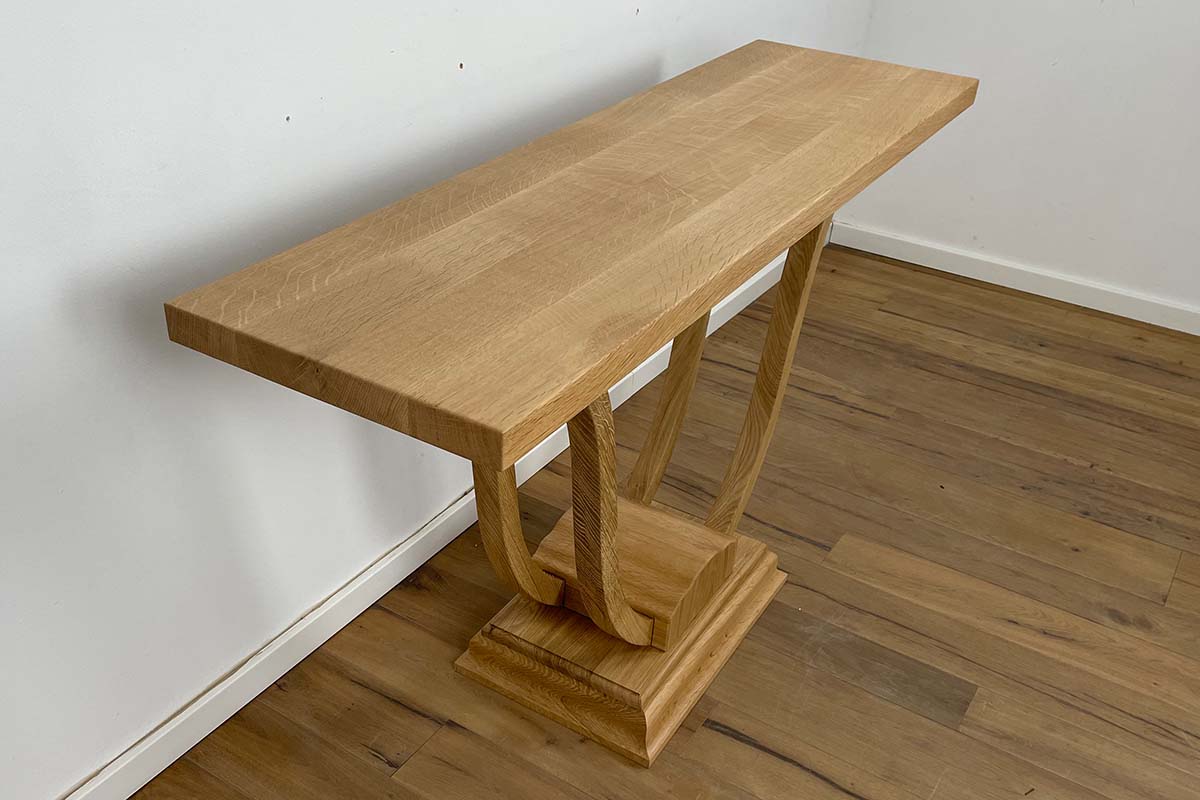 Console with delicate curved legs in oak