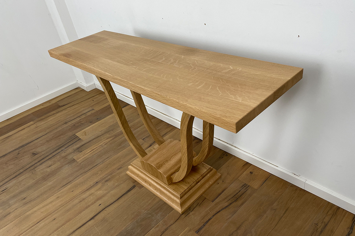 Console with delicate curved legs in oak