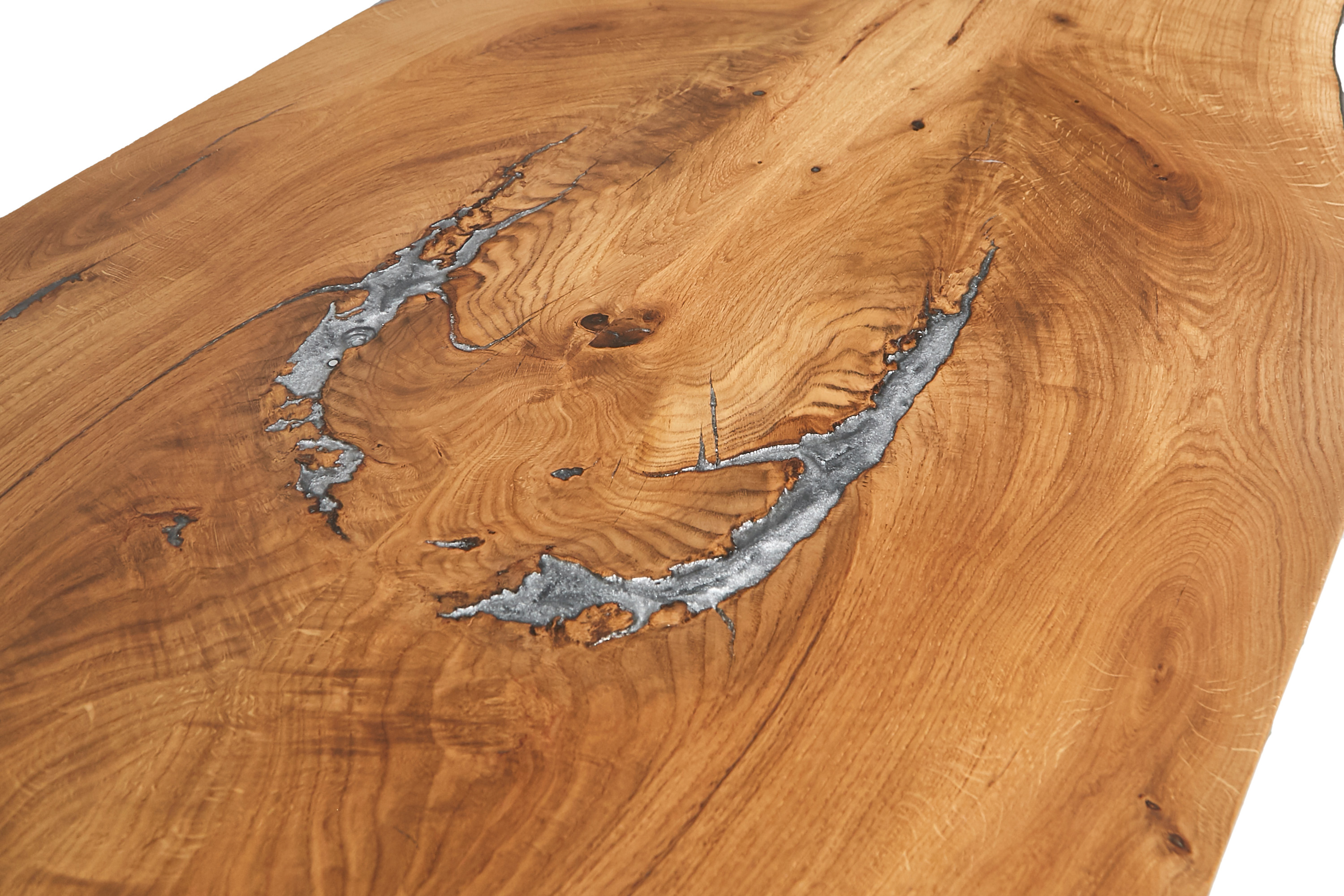 Oak table top as an eye-catcher