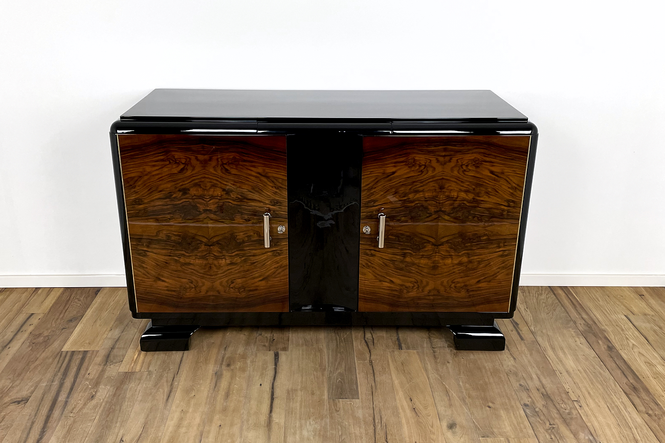 Art Deco sideboard from Germany around 1930 with a wonderful veneer in Caucasian nut