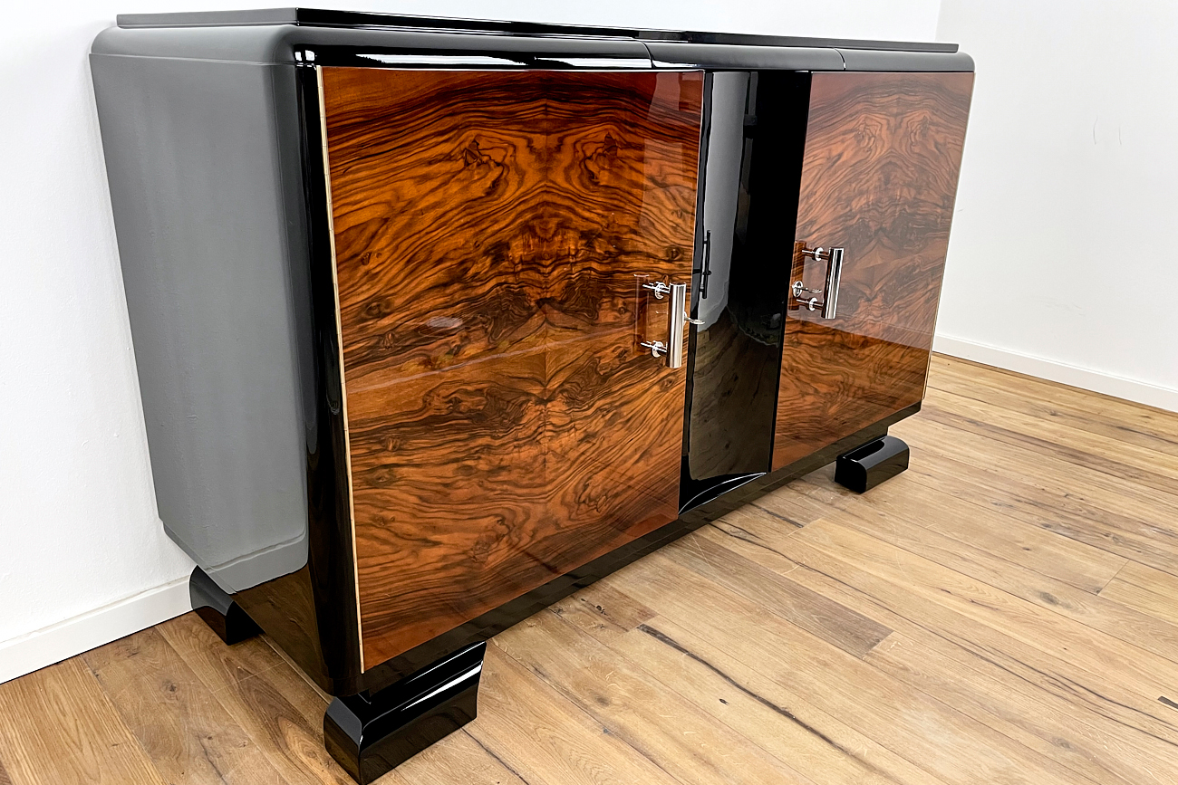 Art Deco sideboard from Germany around 1930 with a wonderful veneer in Caucasian nut
