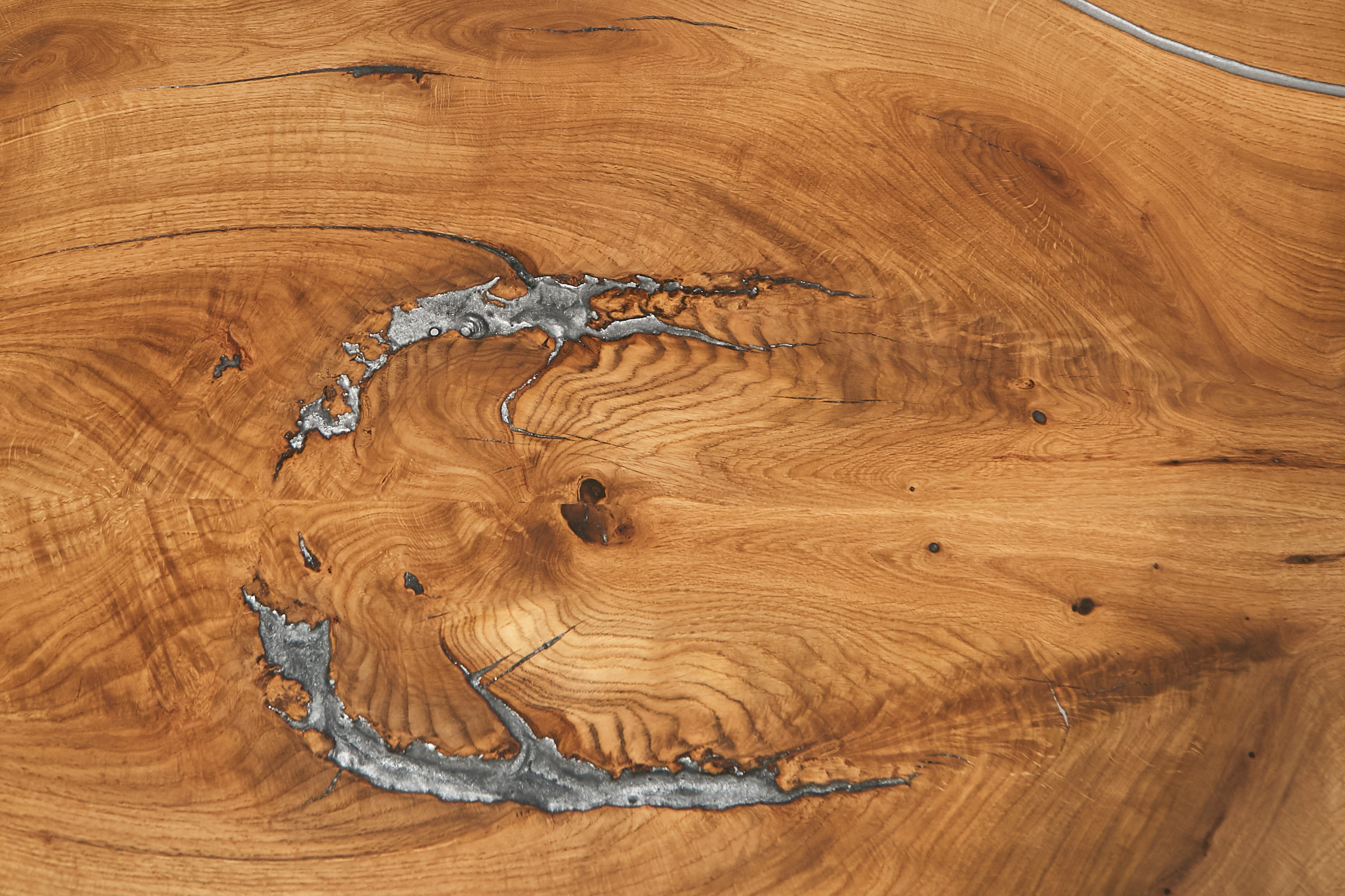 Oak table top as an eye-catcher