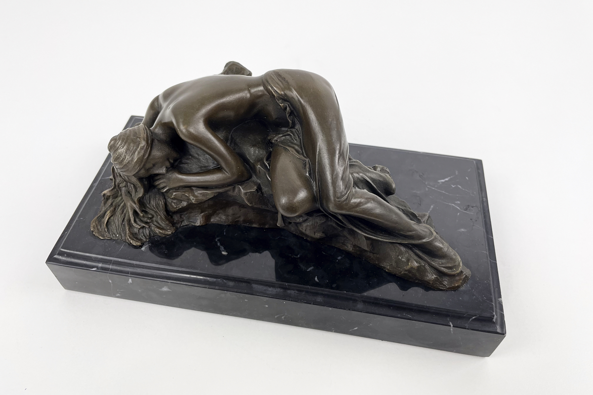 Bronze figure of the sleeping woman
