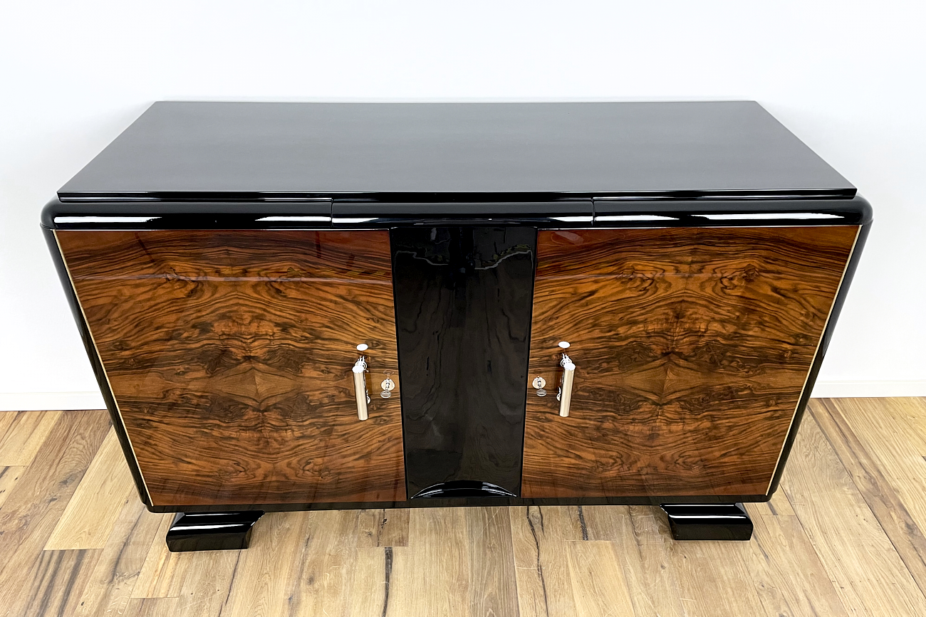 Art Deco sideboard from Germany around 1930 with a wonderful veneer in Caucasian nut