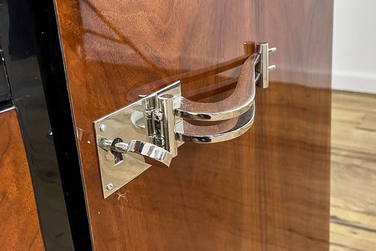 Art Deco highboard with a fantastic veneer and mirrored compartment, the original handles have been newly chrome-plated