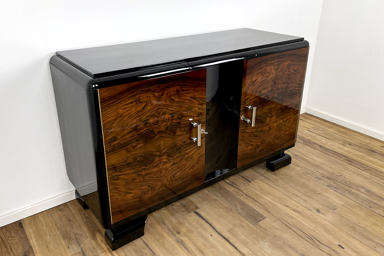 Art Deco sideboard from Germany around 1930 with a wonderful veneer in Caucasian nut
