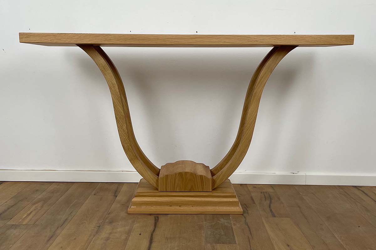 Console with delicate curved legs in oak