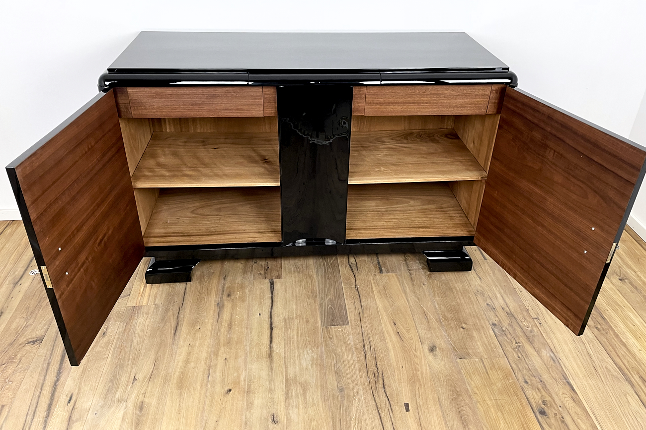 Art Deco sideboard from Germany around 1930 with a wonderful veneer in Caucasian nut