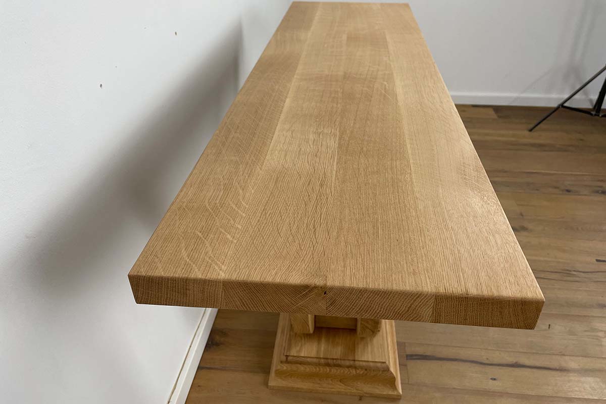 Console with delicate curved legs in oak