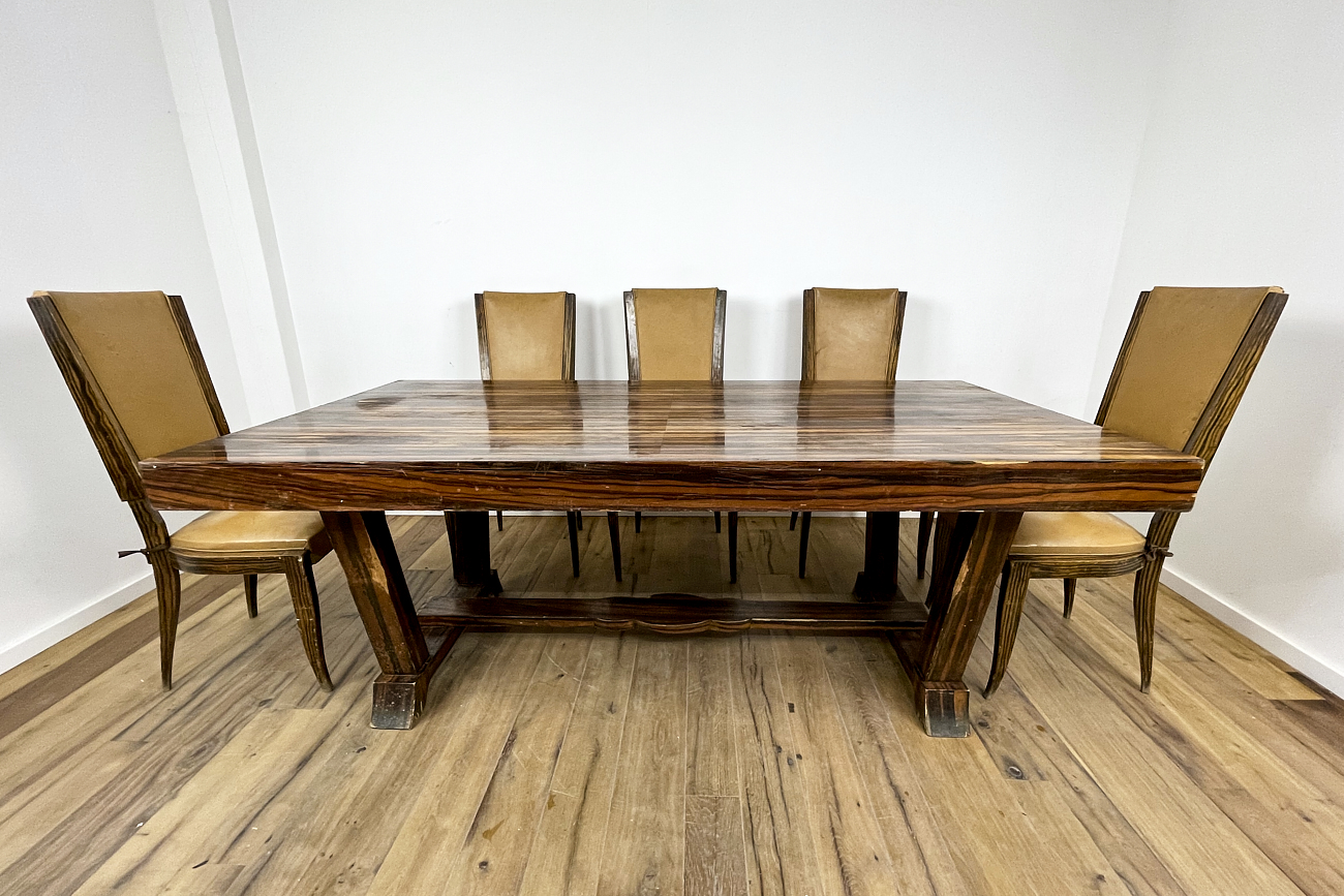 Art Deco dining table in Makassar - Extendable to 3 meters