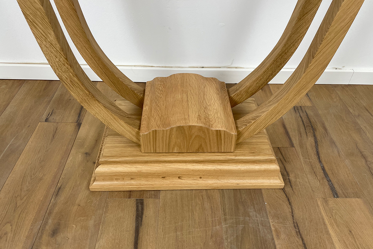Console with delicate curved legs in oak
