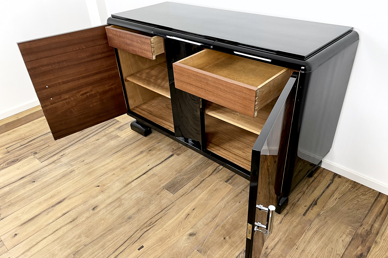 Art Deco sideboard from Germany around 1930 with a wonderful veneer in Caucasian nut