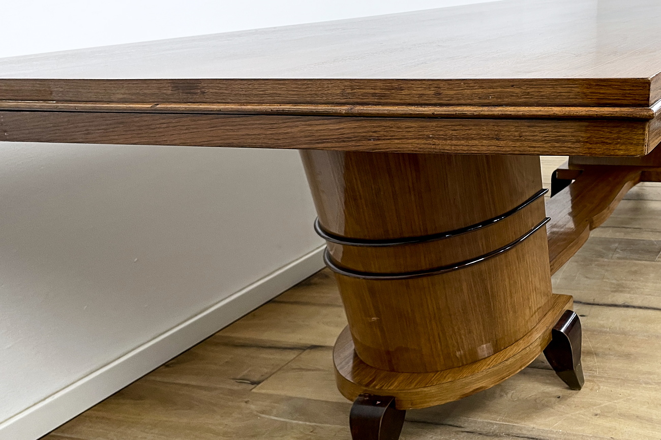 Art Deco dining table in rosewood with an unusual base