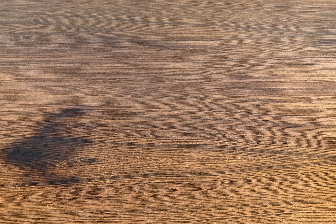 Art Deco dining table in rosewood with an unusual base