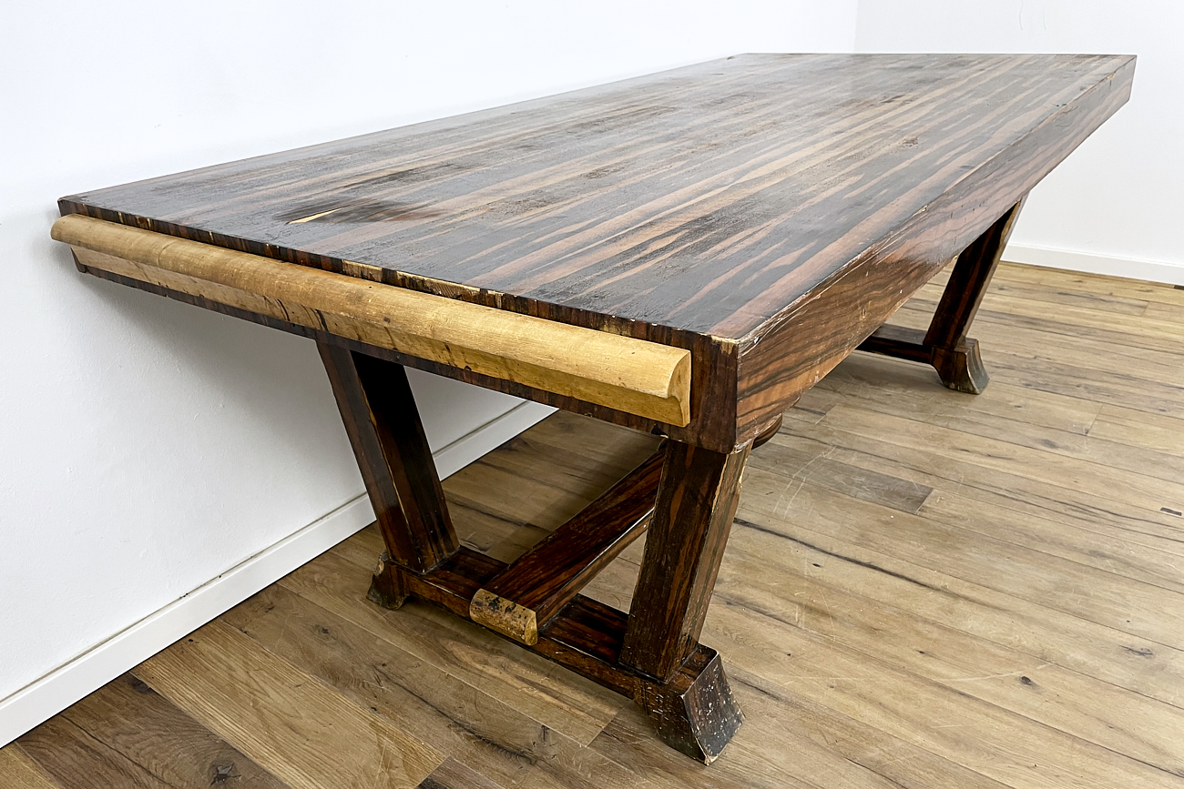Art Deco dining table in Makassar - Extendable to 3 meters