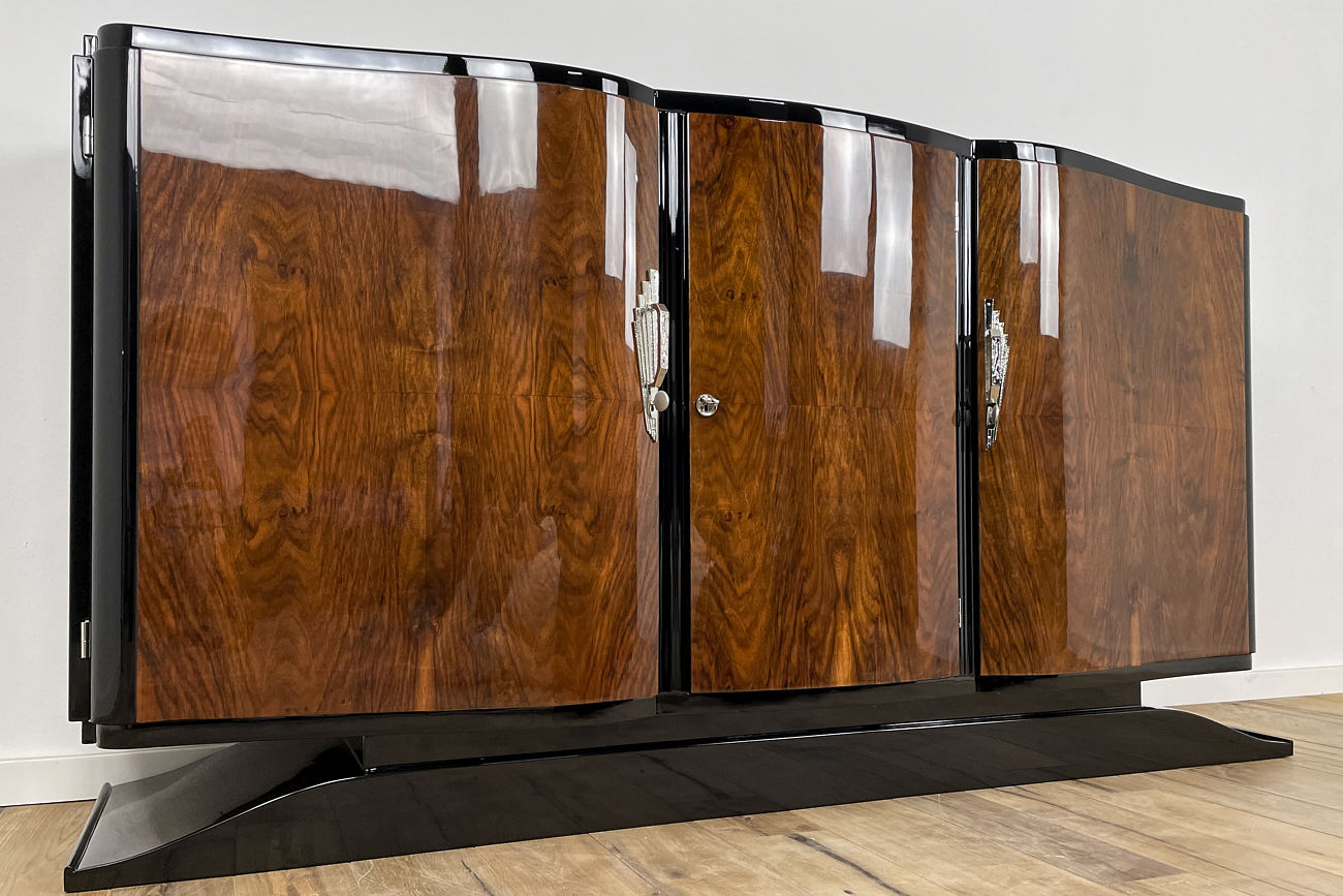 Art Deco sideboard with curved fronts in Caucasian nut from France around 1930