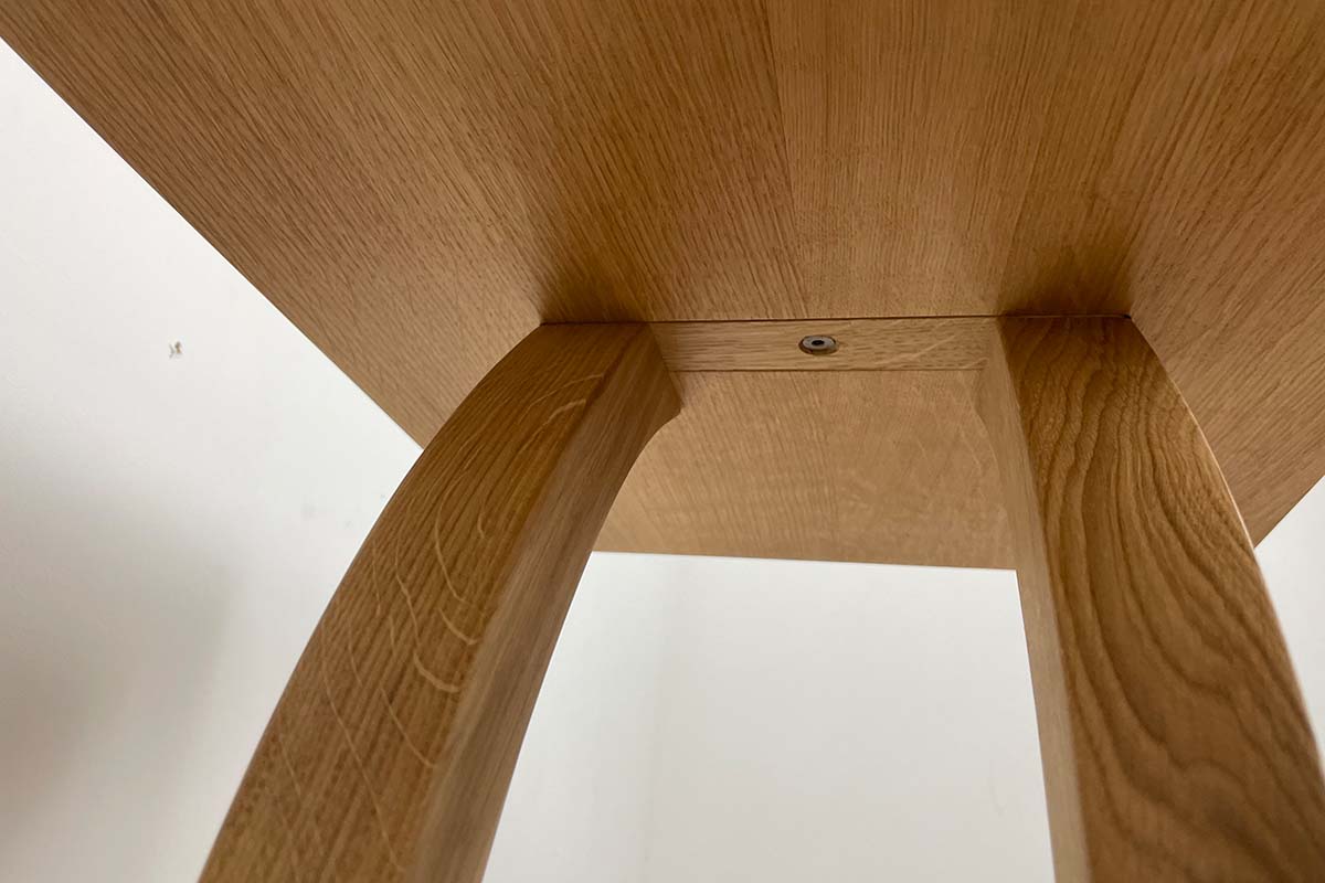 Console with delicate curved legs in oak