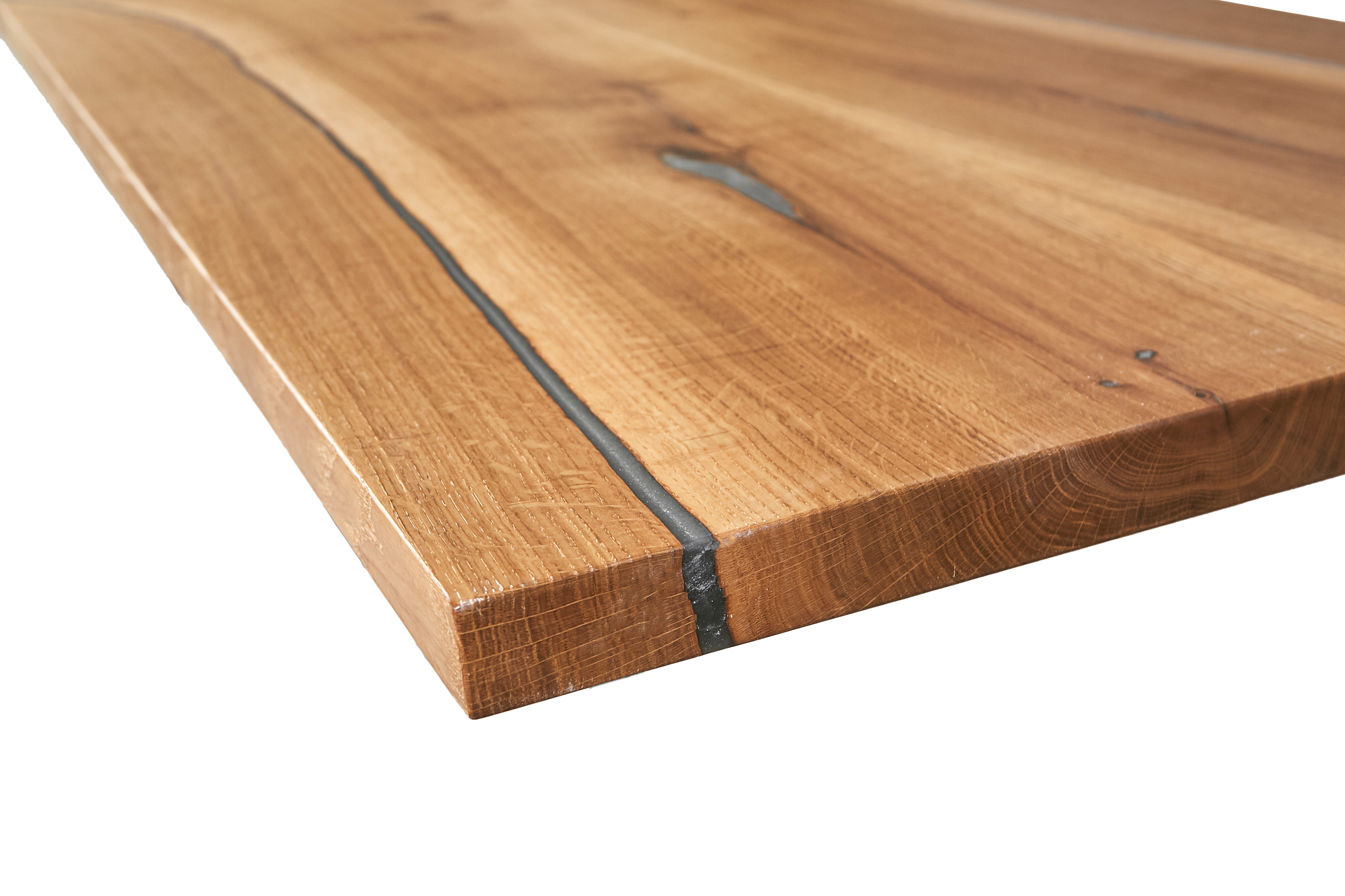 Oak table top as an eye-catcher