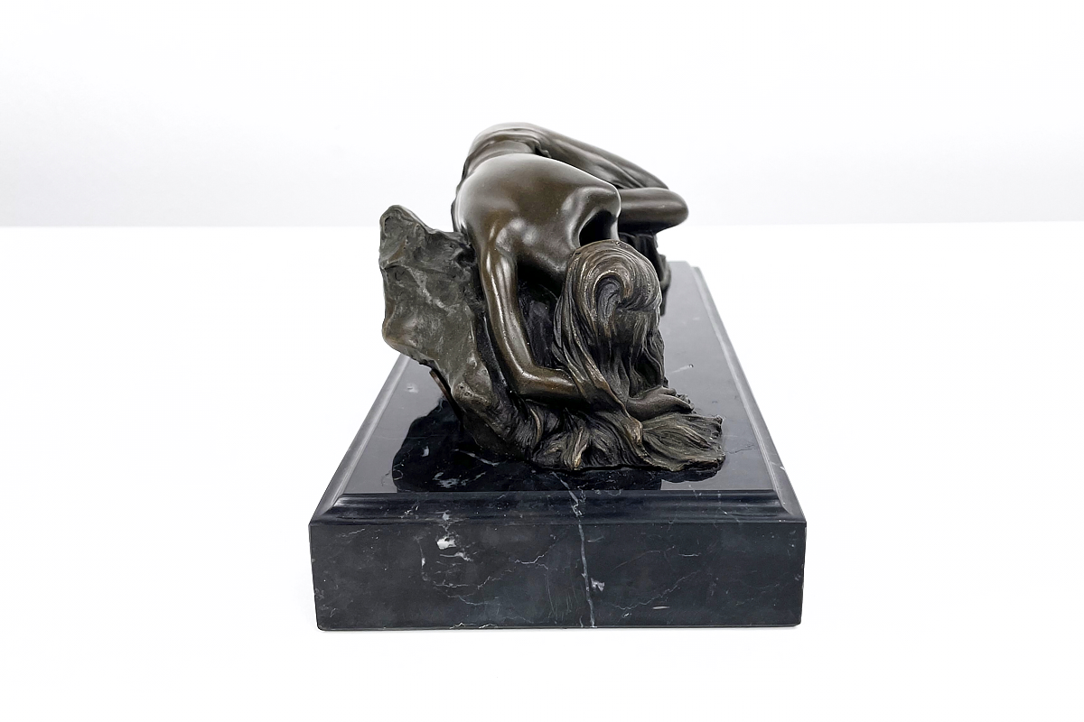 Bronze figure of the sleeping woman