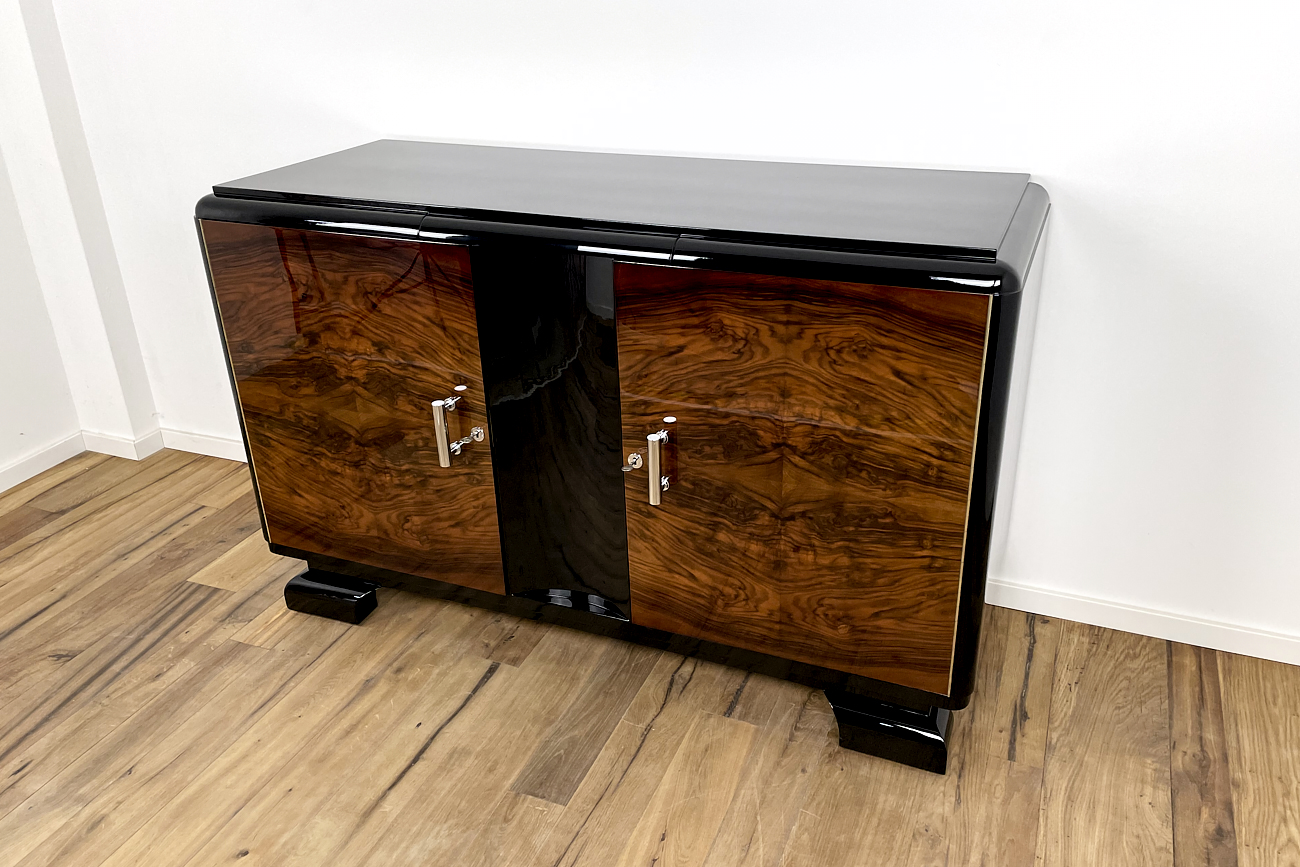 Art Deco sideboard from Germany around 1930 with a wonderful veneer in Caucasian nut