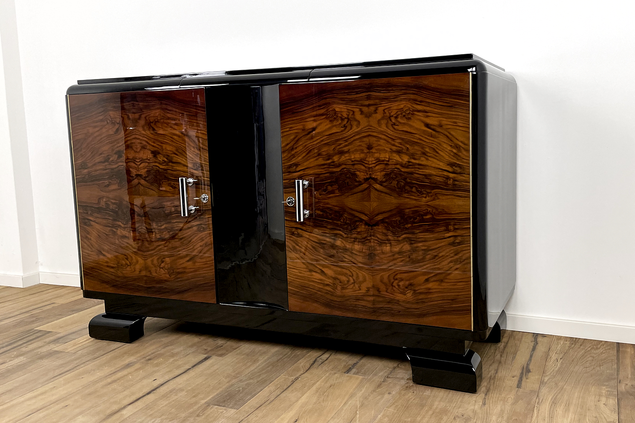 Art Deco sideboard from Germany around 1930 with a wonderful veneer in Caucasian nut