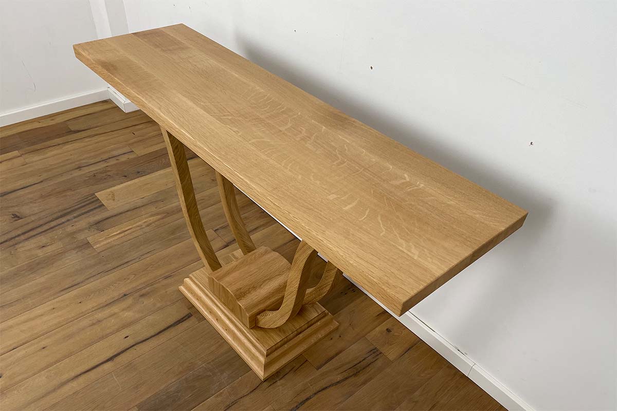 Console with delicate curved legs in oak