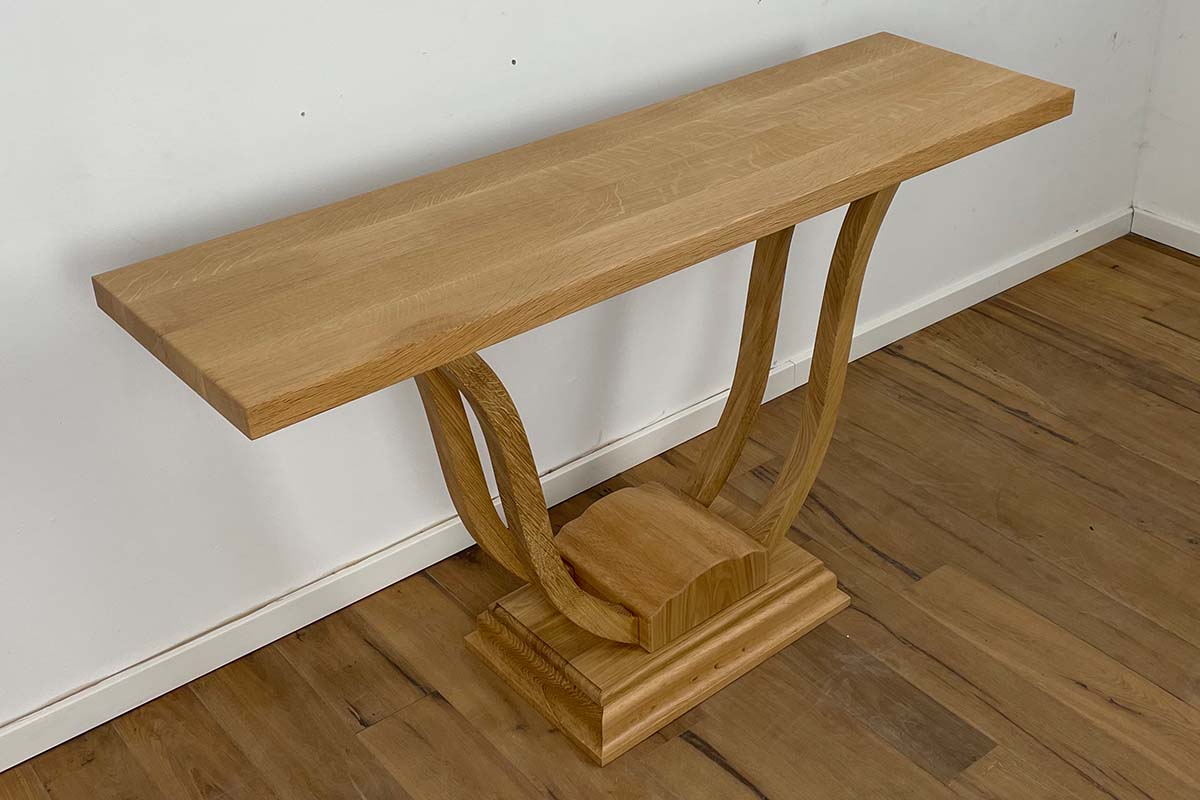 Console with delicate curved legs in oak